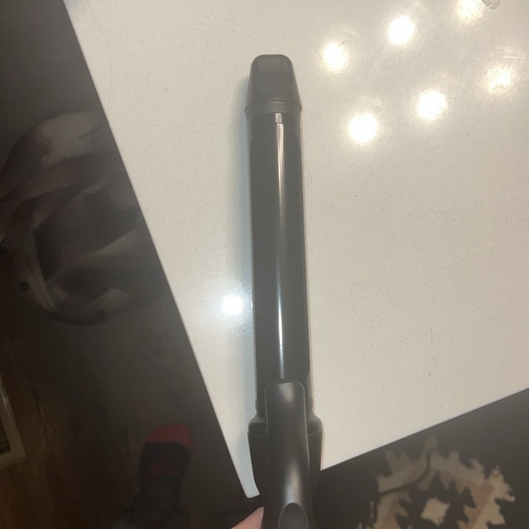 Bio Ionic 1.25 in curling iron - Picture 4 of 4